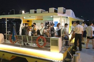 River bus along the Saigon River attracts many visitors. (Photo: SGGP)