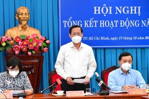 Chairman of the HCMC People’s Committee cum Head of the National Assembly delegation of HCMC, Phan Van Mai speaks at the meeting.