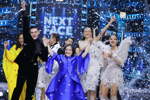 Production director of The Next Face Vietnam 2021, Trang Le (C) congratulates Stephen Nguyen (L) and Pham Phan Y Ha (R)