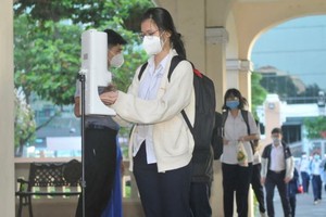 Students of the Le Hong Phong High School return to classes. (Photo: SGGP)
