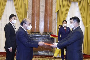 Mongolian Ambassador Jigjee Sereejav (R) presents his credentials to President Nguyen Xuan Phuc on December 23 (Photo: VNA)