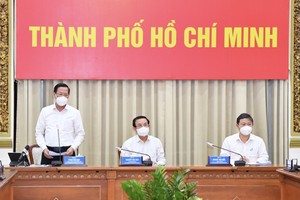 Chairman of the People’s Committee of HCMC Phan Van Mai (L) speaks at the conference.