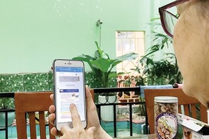 A resident  is reading information on the "Group NNTT Area No.41" .