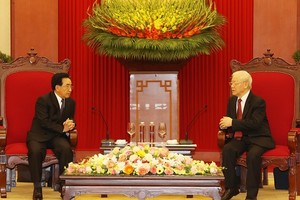 Party General Secretary Nguyen Phu Trong (R) meets with Lao Prime Minister Phankham Viphavanh in Hanoi on January 8 (Photo: VNA)
