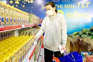 People are shopping at a Zero-VND mini market. (Photo: SGGP)