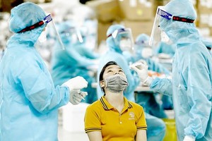 Many provinces and cities have tightened Covid restrictions on travel on the lunar New Year to slow the spread of the virus as the pandemic remains complicated.