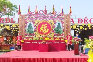 Vice Chairwoman of the People’s Committee of Sa Dec City, Vo Thi Binh (R) speaks at the ceremony.