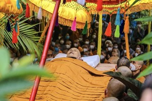 Buddhist monks, followers attend encoffining ceremony for late Zen Master