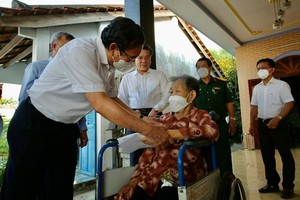 Secretary of the HCMC Party Committee Nguyen Van Nen visits Vietnamese Heroic Mother Nguyen Thi Ra.