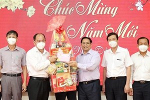 Prime Minister Pham Minh Chinh (third from right) presents Tet gifts to HCMC's Health Department staff (Photo: VNA)
