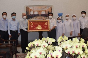 Head of the Propaganda and Education Board of the City Party Committee Phan Nguyen Nhu Khue (3rd, L) leads a delegation of officials paid a visit and extended Tet greetings to the office of the Catholic Bishops' Conference of Vietnam in HCMC.