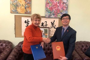 Vietnamese Ambassador to Ukraine Nguyen Hong Thach (R) and director of M.M. Grishko National Botanical Garden of National Academy of Science of Ukraine, Natalyia Vasylievna Zaimenko 