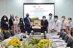 Acting Consul General at the U.S. Consulate in HCMC, Robert Greenan hands over medical equipment to Cho Ray Hospital.