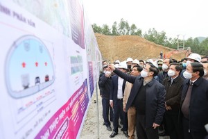 Prime Minister Pham Minh Chinh inspects progress of the project (Photo: VNA)