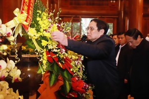 Prime Minister Pham Minh Chinh offers incense in tribute to President Ho Chi Minh at Kim Lien Relic Site.
