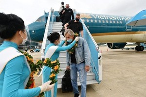 Foreign tourists visiting Vietnam on Vietnam Airlines plane (Photo: VNA)