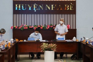Vice Chairman of the municipal People’s Committee Vo Van Hoan speaks at the working session with Nha Be District. (Photo: SGGP)