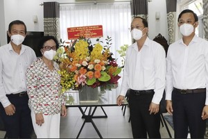 Vice Secretary of the HCMC Party Committee Nguyen Ho Hai  (2nd, R) visits Prof. Dr. Tran Thi Trung Chien, former Minister of Health (2nd, L).