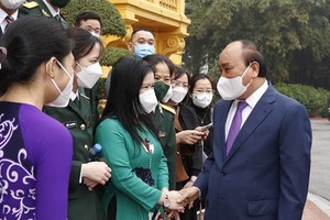 State President Nguyen Xuan Phuc meets with representatives of health workers in Hanoi on February 27 (Photo: VNA)