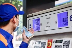 The Ministry of Industry and Trade urges for intensified monitoring of fuel trade nationwide. (Photo: VNA)