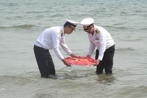 Releasing a flower wreath in commemoration of the martyrs
