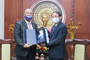 Secretary of the HCMC Party Committee Nguyen Van Nen (R) receives newly-accredited Russian Consul General in HCMC Sadykov Timur Sirozhevich.