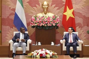 Chairman of the National Assembly (NA) Vuong Dinh Hue (R) meets with President of Sierra Leone Julius Maada Bio(Photo: VNA)
