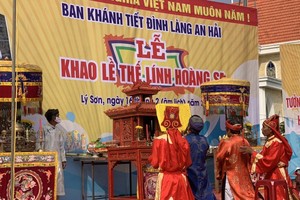 The Feast and Commemoration Festival for Hoang Sa Soldiers ceremony is held in An Hai communal temple, Ly Son Island, Quanf Ngai Province. (Photo: SGGP)