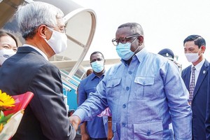 Vice Chairman of the People’s Committee of HCMC Vo Van Hoan (L) receives President of Sierra Leone Julius Maada Bio, his spouse and the country’s high-ranking delegation on March 18. (Photo: SGGP)