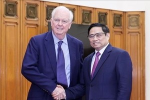 Prime Minister Pham Minh Chinh (R) hosts Thomas Vallely, Director of the Vietnam Program at Harvard University (Photo: VNA)