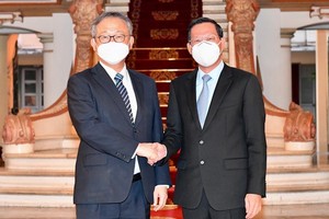 Chairman of the HCMC People’s Committee Phan Van Mai (R) receives Japanese Ambassador to Vietnam Yamada Takio. (Photo: SGGP)