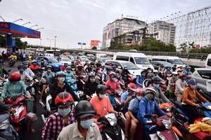 Minister of Transport Nguyen Van The speaks at the working session. ​