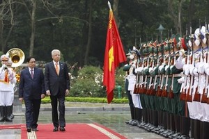 Prime Minister Pham Minh Chinh (L) chairs a welcome ceremony for his Malaysian counterpart Dato’ Sri Ismail Sabri bin Yaakob. (Photo: VNA)