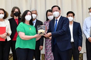 Chairman of the HCMC People’s Committee Phan Van Mai (R) and World Bank (WB) Regional Vice President for East Asia and Pacific Manuela V. Ferro (L) 
