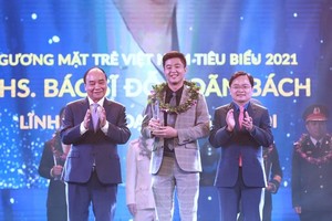 President Nguyen Xuan Phuc (L) presents award to Doctor Do Doan Bach. ​