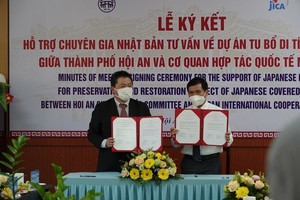 Hoi An city  and the Japan International Cooperation Agency (JICA) sign an agreement on supporting the restoration of Cau (Bridge) Pagoda. (Photo: SGGP)