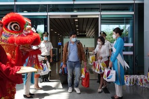 The flight No.SQ172 operated by Singapore Airlines carry 160 passengers to Da Nang City.