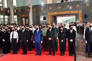 State President Nguyen Xuan Phuc and HCMC's leaders pay tribute to the late Vice Chairman.