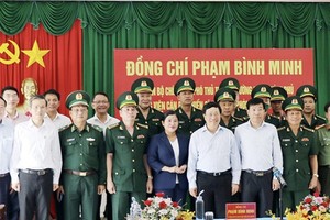 Permanent Deputy Prime Minister Pham Binh Minh leads a Government delegation to visit Hoang Dieu Border Station.