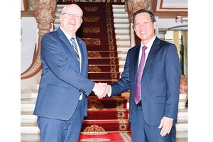 Chairman of the People’s Committee of HCMC Phan Van Mai (R) and Ambassador of Finland to Vietnam Keijo Norvanto