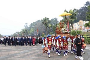 The incense-offering ceremony takes place at the Hung Kings Temple Relic Site on Nghia Linh Mountain, where the kings performed rituals devoted to rice and sun deities to pray for bumper crops. (Photo: VNA)
