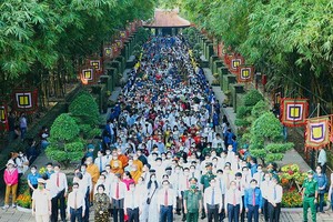 An incense offering ceremony is held at the Hung Kings Memorial Site in the National Historical and Cultural Park in Thu Duc City . (Photo: SGGP)