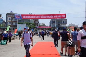 The first high-speed ferry service connecting Da Nang City and Ly Son island carries more than 350 passengers on its first trip on April 9.