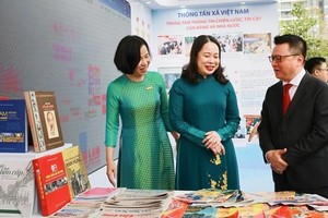 Vice State President Vo Thi Anh Xuan (middle) visits the booth of the Vietnam  News Agency at the press festival. (Photo: VNA)