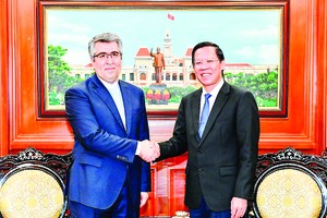 Chairman of the HCMC People’s Committee Phan Van Mai (R) receives Mr. Ali Akbar Nazari, Ambassador of the Islamic Republic of Iran. (Photo: SGGP)