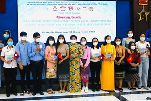 Chairwoman of the Ho Chi Minh City Women's Union Nguyen Tran Phuong Tran (C) and Deputy Head of HCMC Commission of Mass Mobilization Ngo Van Luan (3rd, L) attend the event.