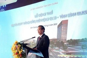 Vice Chairman of the provincial People’s Committee Nguyen Van Danh speaks at the groundbreaking ceremony for the upgrade project of National Highway No.13.  ​