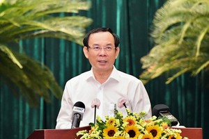 Secretary of the HCMC Party Committee Nguyen Van Nen speaks at the meeting.