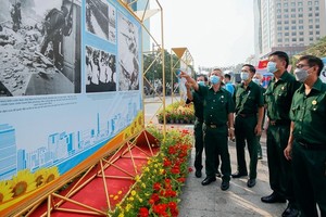 Photo exhibition celebrating 47 years of the South Liberation and National Reunification Day takes place on Nguyen Hue Street.
