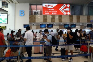 Passengers line up to check in at Noi Bai International Airport on April 29. (Photo: VNA)